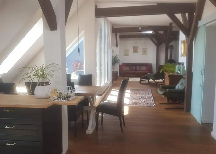 Helle Dachgeschosswohnung für 8 Personen in zentraler Lage